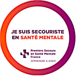 Un badge circulaire au contour coloré avec écrit au milieu, sur fond blanc : « Je suis secouriste en santé mentale ».
